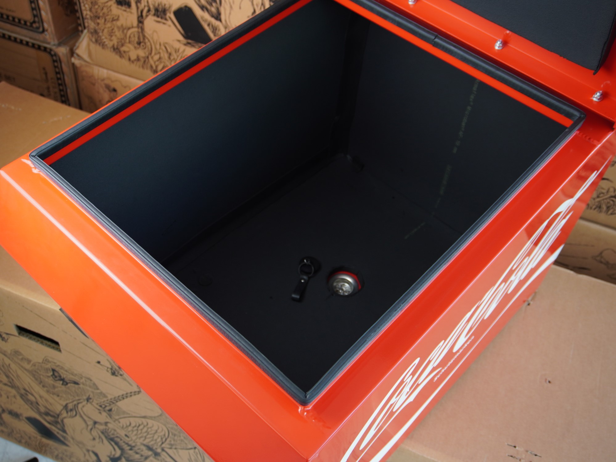 Classic Getränke-Box L | rot mit Klappschloss - gebraucht | (Angebots-Nr. 12229) – Bild 7